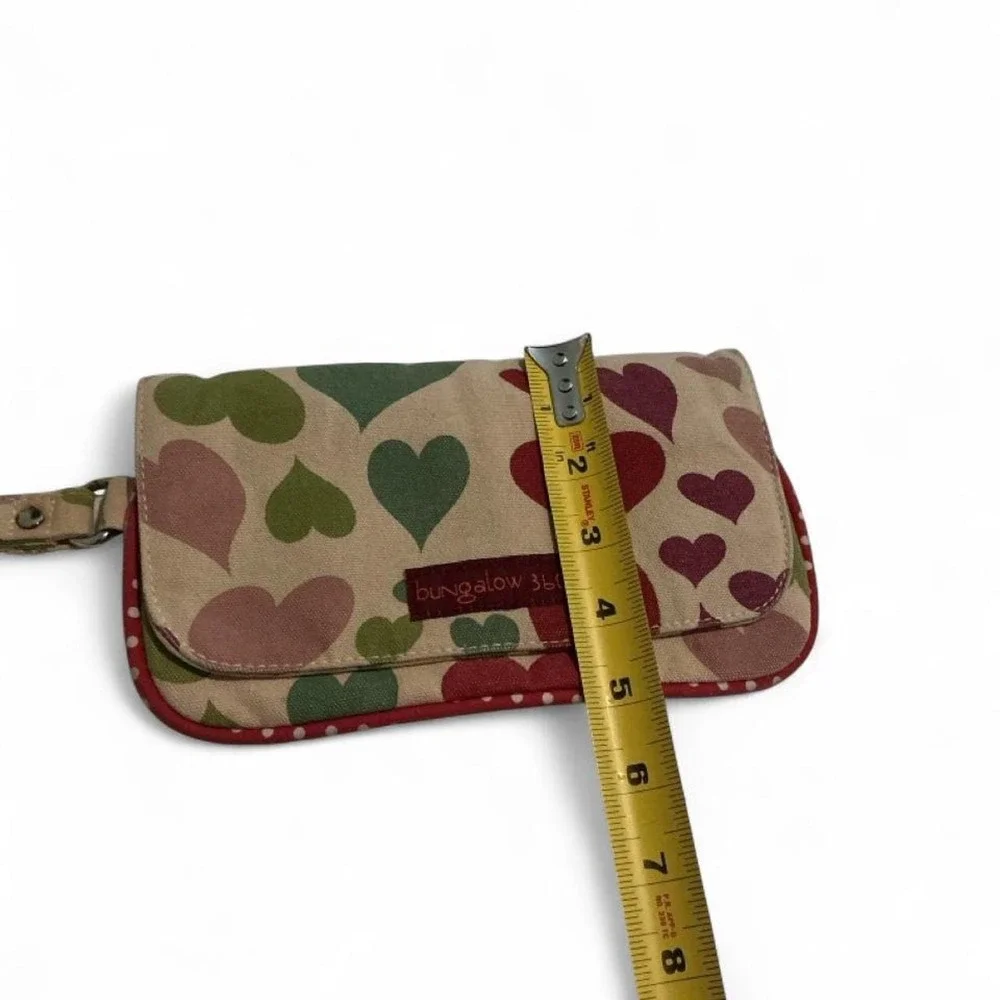 Bungalow‎ 360 Wristlet Clutch Womens OS Beige Red Heart Canvas